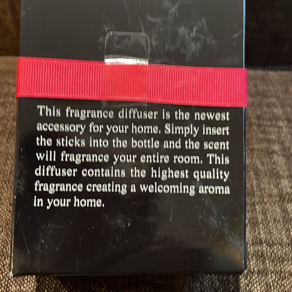 Set of Two Oil Diffusers with Oil - Picture 4 of 11